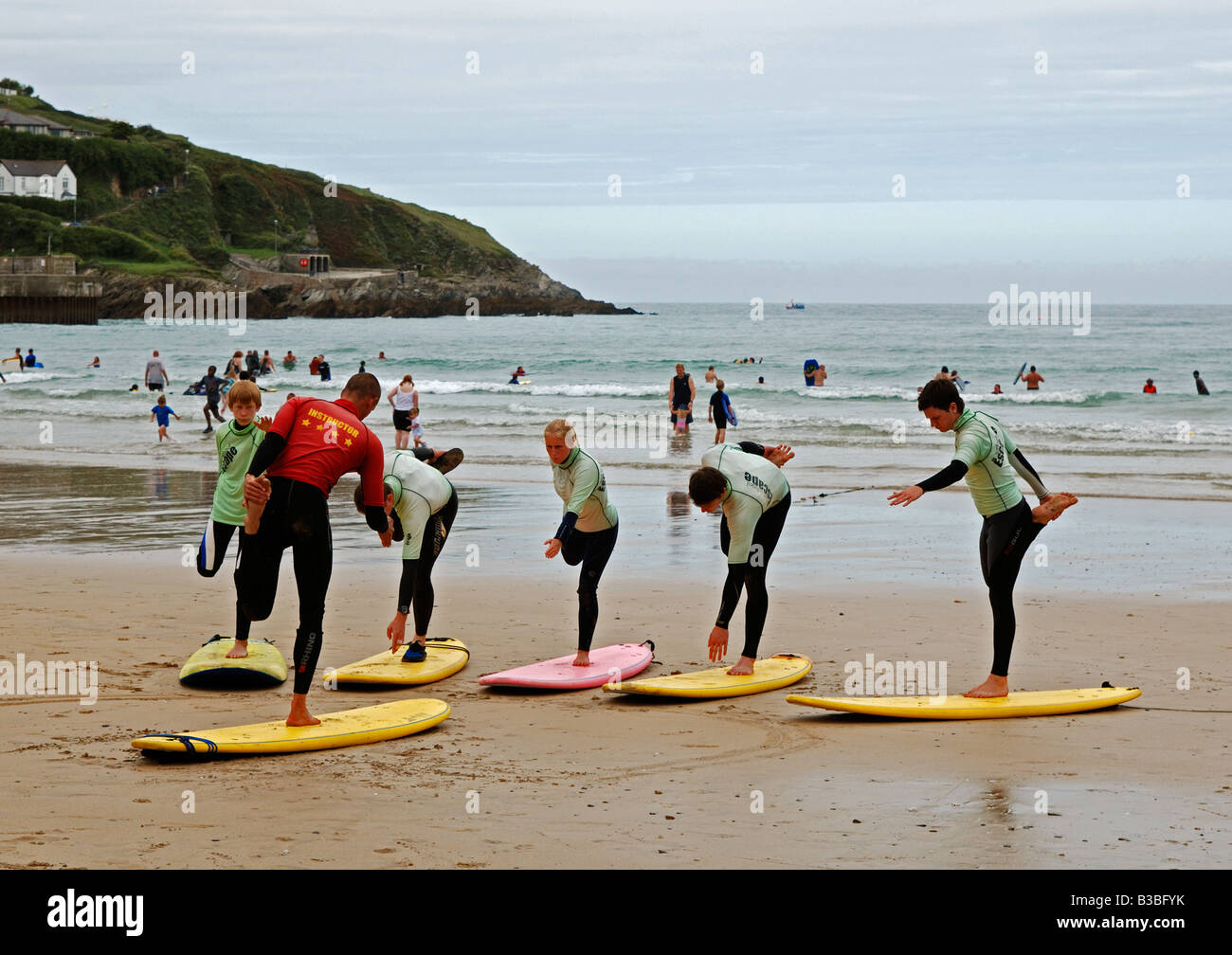Gli adolescenti che frequentano una scuola di surf a Newquay in Cornovaglia,l'Inghilterra,uk Foto Stock