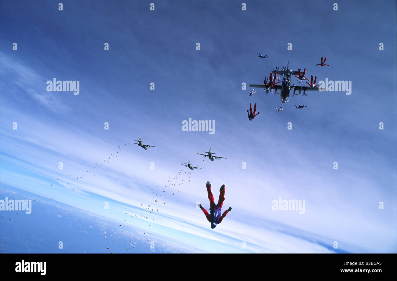 300 Skydivers tuffarsi da quattro aerei cargo per un tentativo di worldrecord in Thailandia Foto Stock 300 Skydivers tuffarsi da quattro aerei cargo per un tentativo di worldrecord in Thailandia Foto Stock