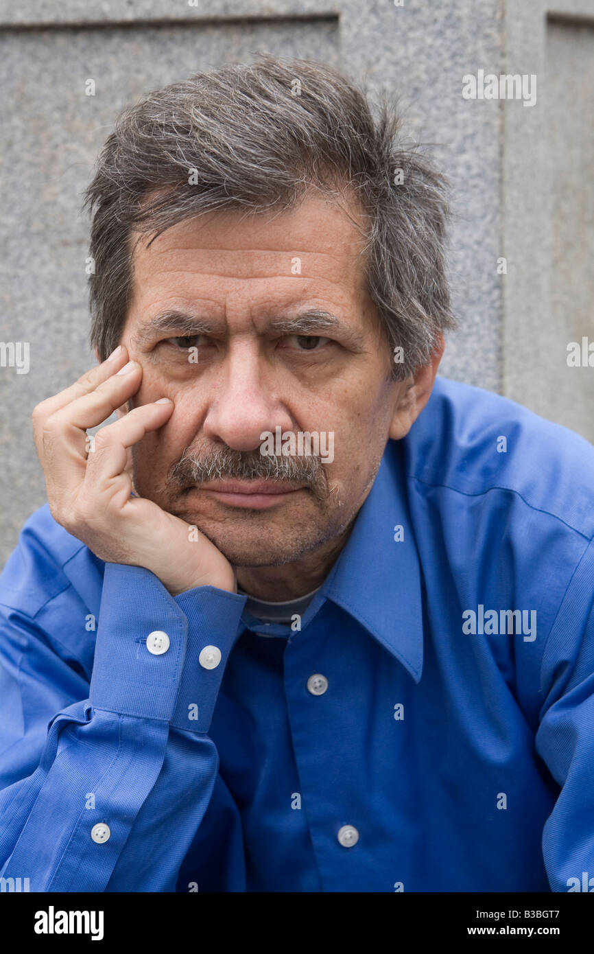 L'uomo nei suoi primi anni sessanta fuori del lavoro per capire cosa fare in seguito per il lavoro MR Foto Stock