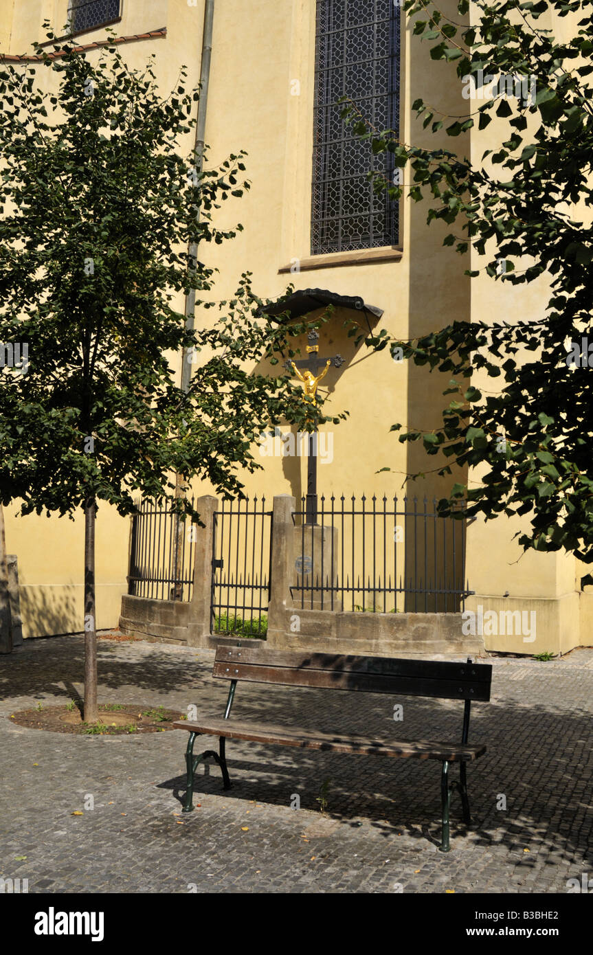 Il 1370 gotico naved doppia Hastala St Castullus chiesa in Hastalske Piazza del quartiere ebraico di Praga Foto Stock