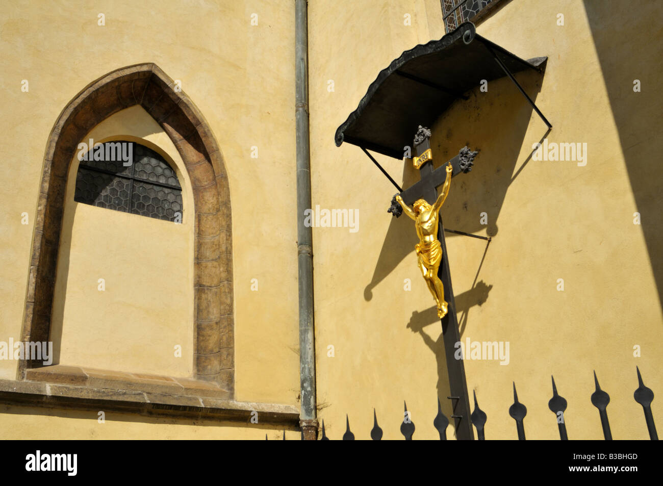 La croce dorata e arco gotico finestra del 1370 gotico naved doppia Hastala St Castullus chiesa in Hastalske Square Praga Foto Stock