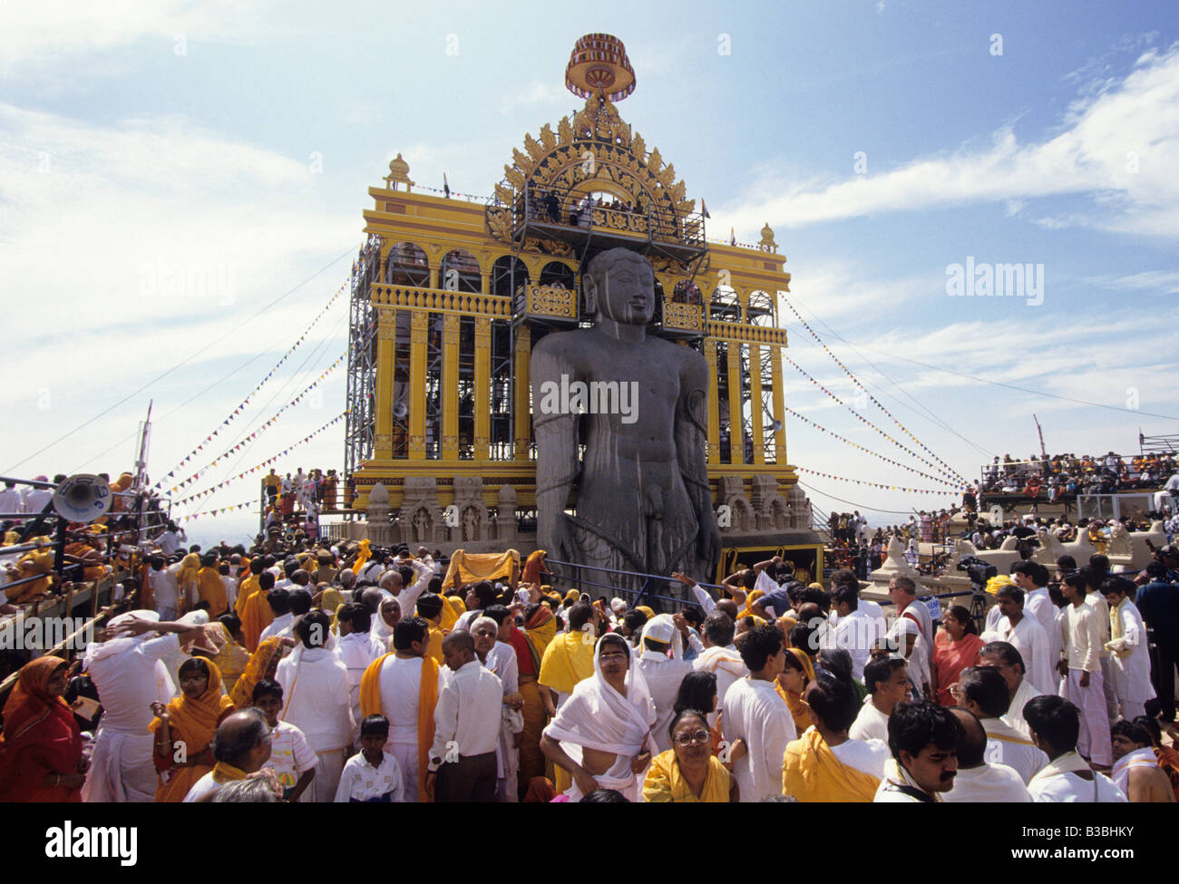 Centinaia di Jain pilgrams si radunano per una volta ogni dodici anni di festival religioso, Mahamastakabhisheka, in Karnataka, India Foto Stock