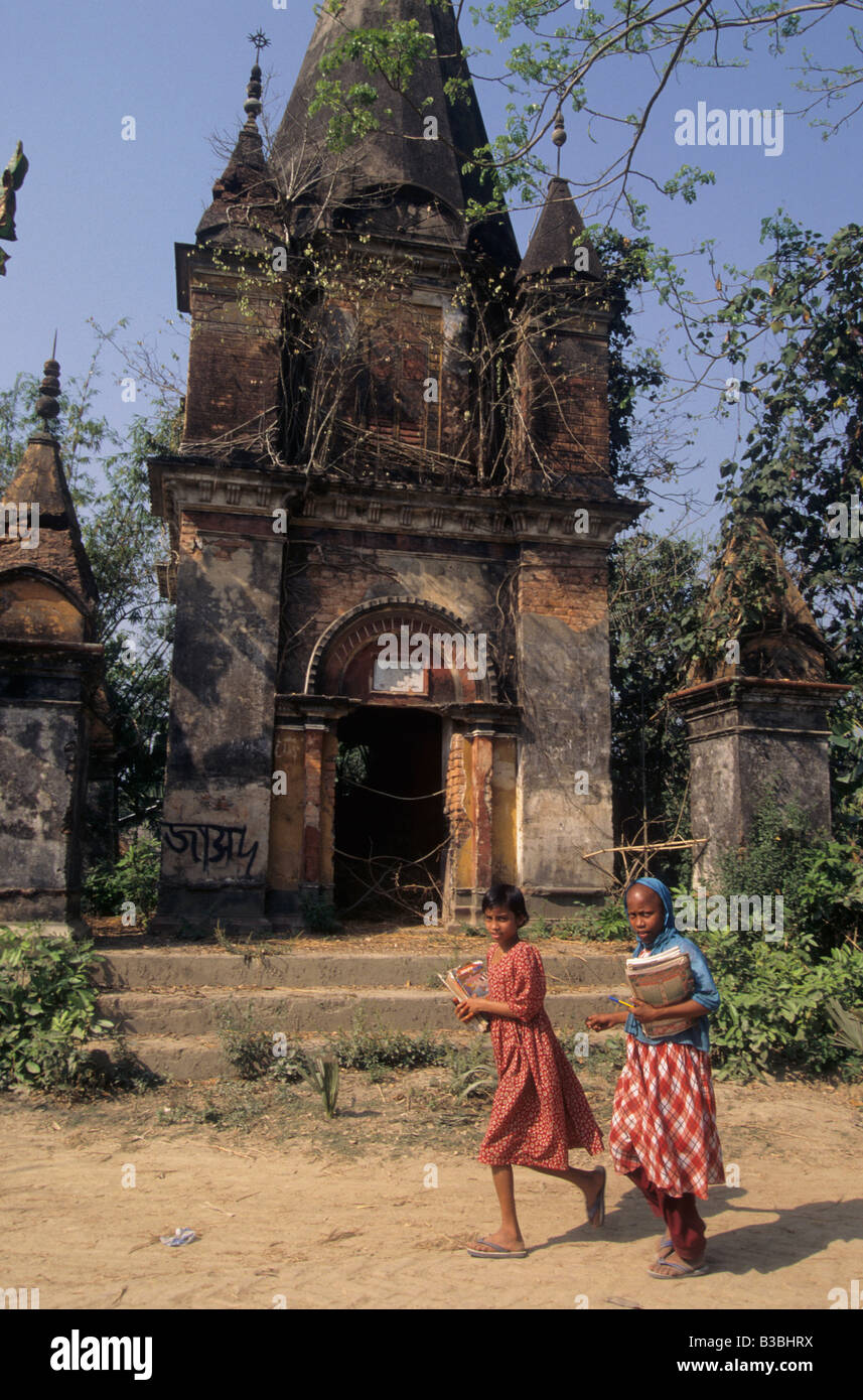 Due cittadini bangladesi ragazze musulmane a piedi passato deserta tempio indù costruito prima del 1947 partizione dell India in due paesi. Foto Stock