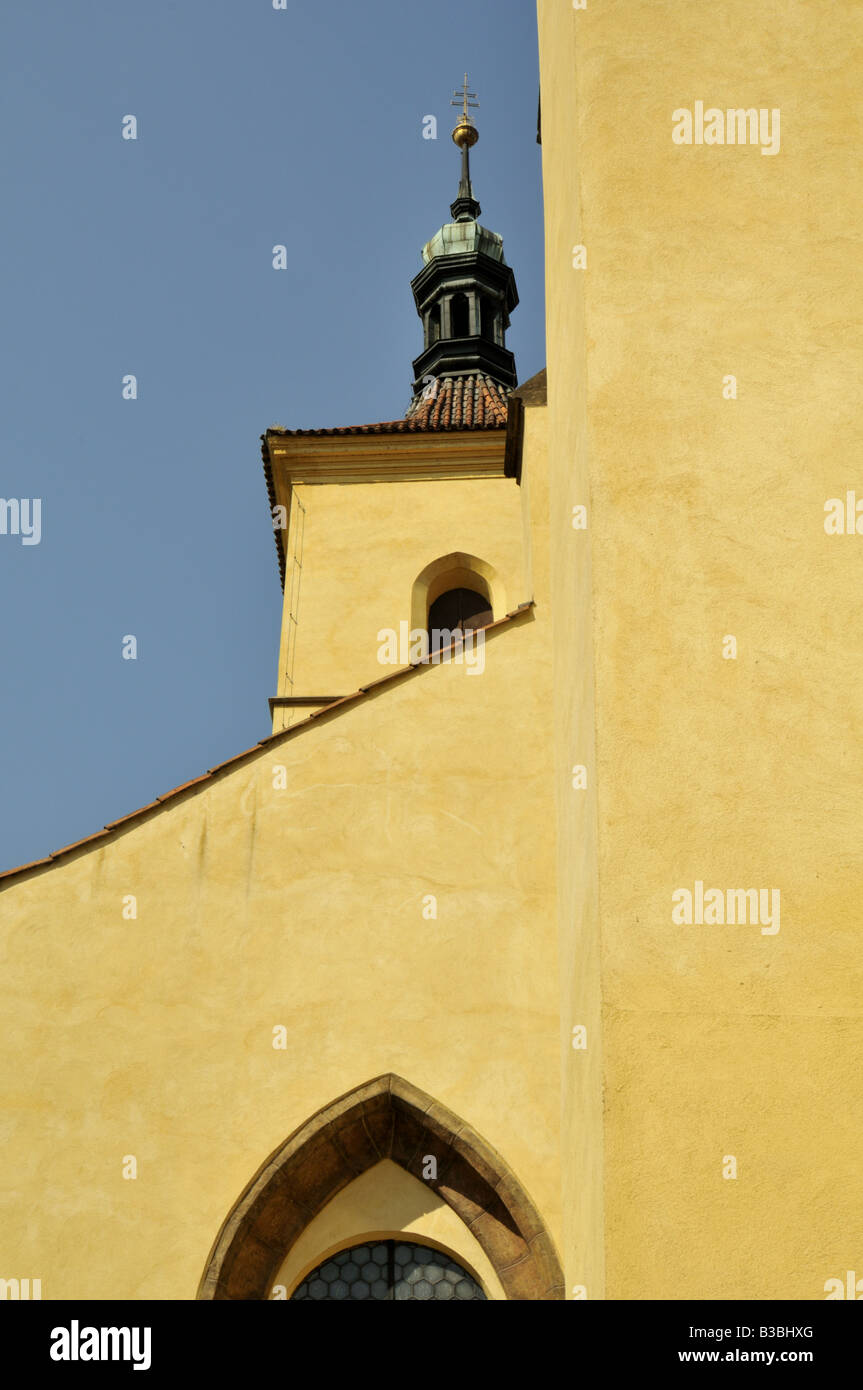 Dettagli architettonici del 1370 gotico naved doppia Hastala St Castullus chiesa in Hastalske Square Praga Foto Stock