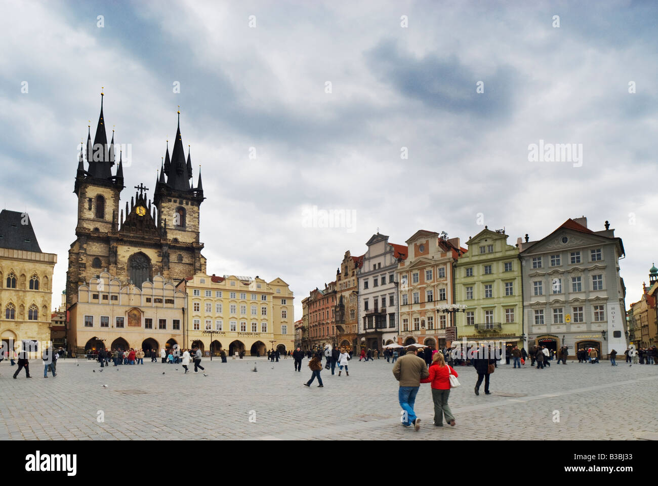 I turisti nella piazza principale di Praga, Repubblica ceca Foto Stock