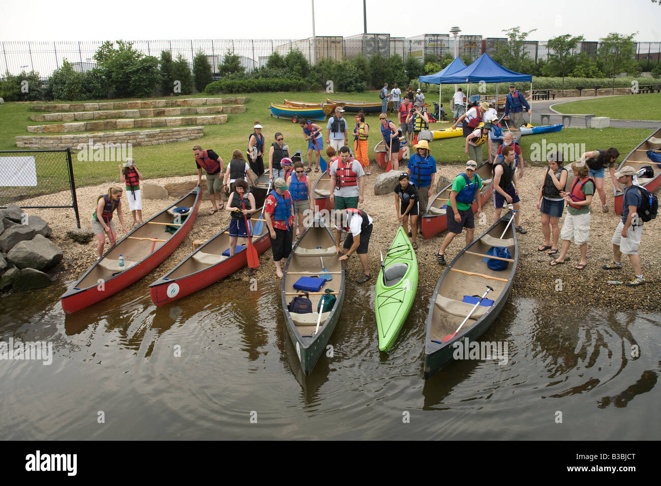 Abitanti della città si prepara ad affrontare un viaggio in canoa il fiume Bronx nel Bronx, New York City. Foto Stock