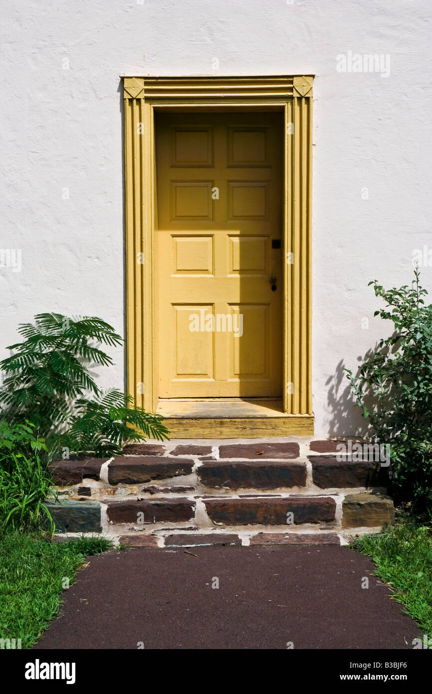 Il giallo della porta d'ingresso di una casa colonica del XVIII secolo situato nella contea di Bucks, in Pennsylvania, STATI UNITI D'AMERICA Foto Stock