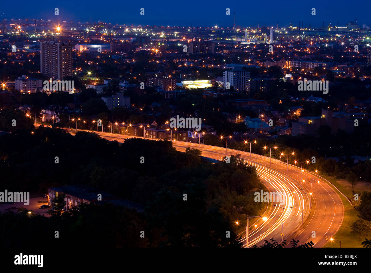 Hamilton skyline notturno veicolo sentieri di luce Foto Stock