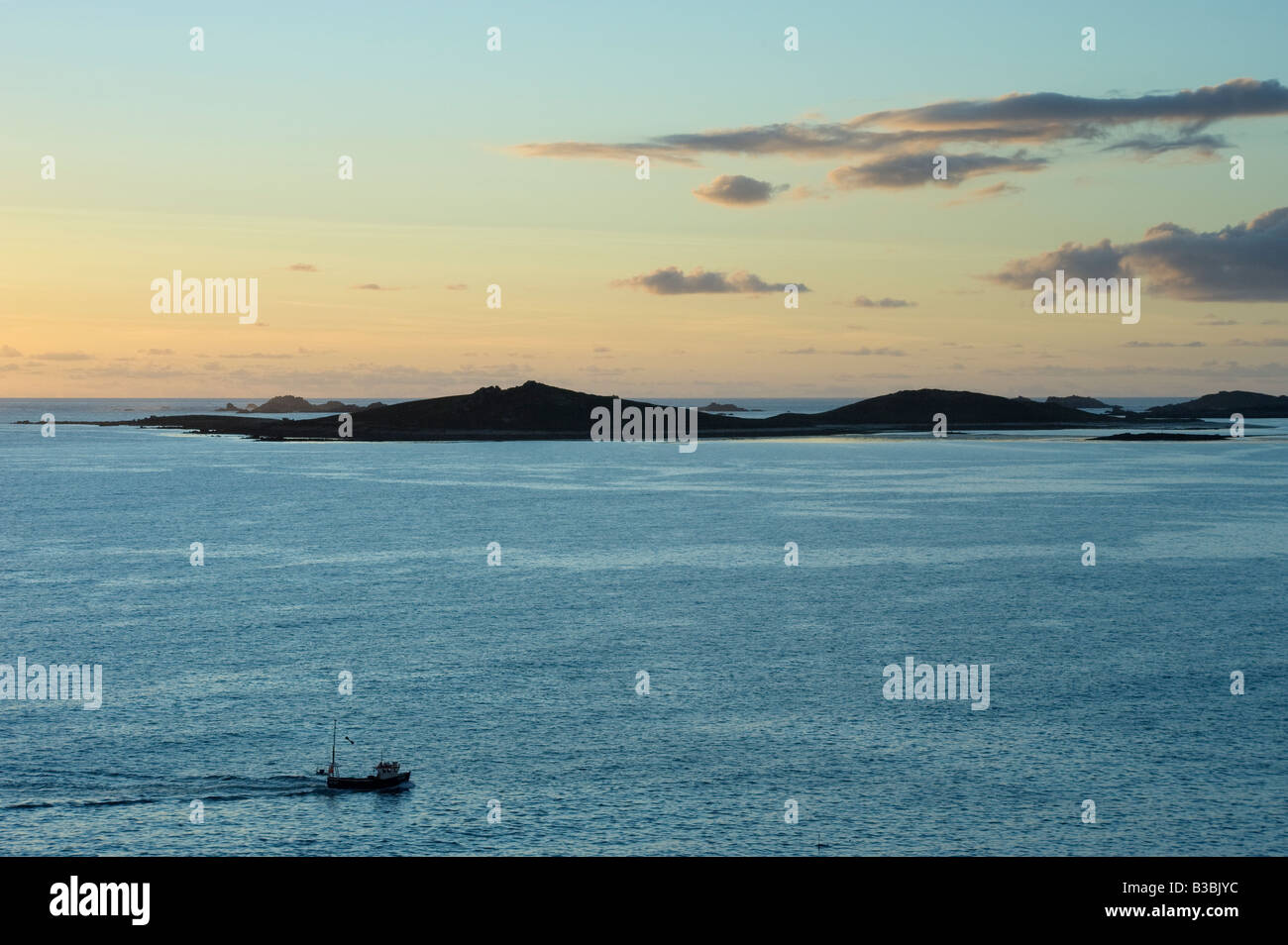 Barca da pesca tornando a casa al tramonto su isole Scilly England Regno Unito Foto Stock