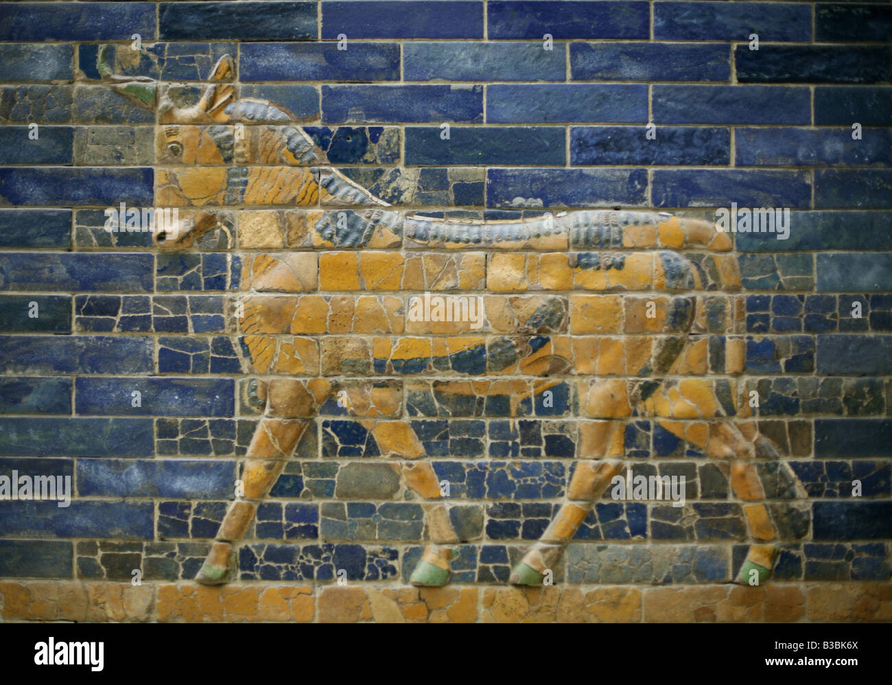 Le piastrelle smaltate con un uro dalla Ishtar Gate Nel Pergamon Museum di Berlino in Germania Foto Stock