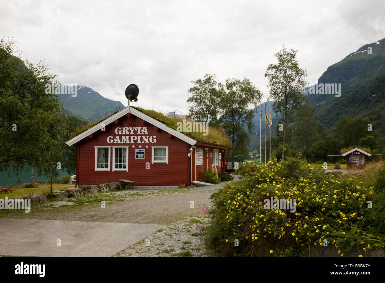 Erba cabina con tetto in scenic campeggio lungo il lago con vista del ghiacciaio Jostedalsbreen National Park, Norvegia Foto Stock