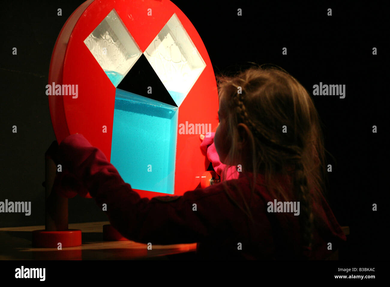 Giovani studi di visitatore vasi comunicanti in Science Center di spettro in Deutsches Technikmuseum Berlin, Germania Foto Stock