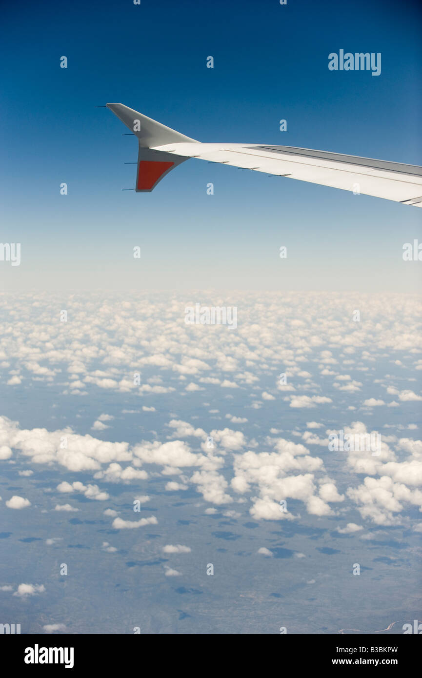 Guardando fuori una finestra di aeromobili ad ala di un boeing 737 800 ad un cielo blu chiaro Foto Stock