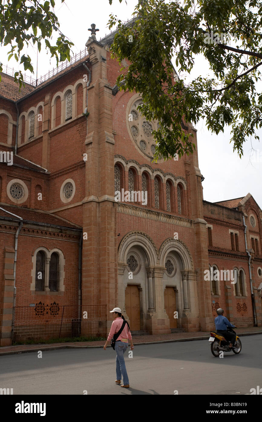 Persone su Strada dalla cattedrale, Ho Chi Minh City, Vietnam Foto Stock