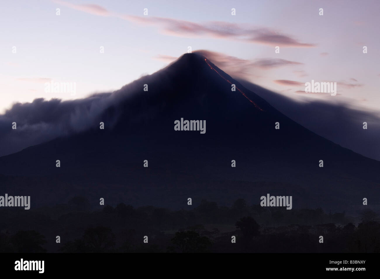 Il Vulcano Arenal all'alba, al Parco Nazionale del Vulcano Arenal, Alajuela, Costa Rica Foto Stock