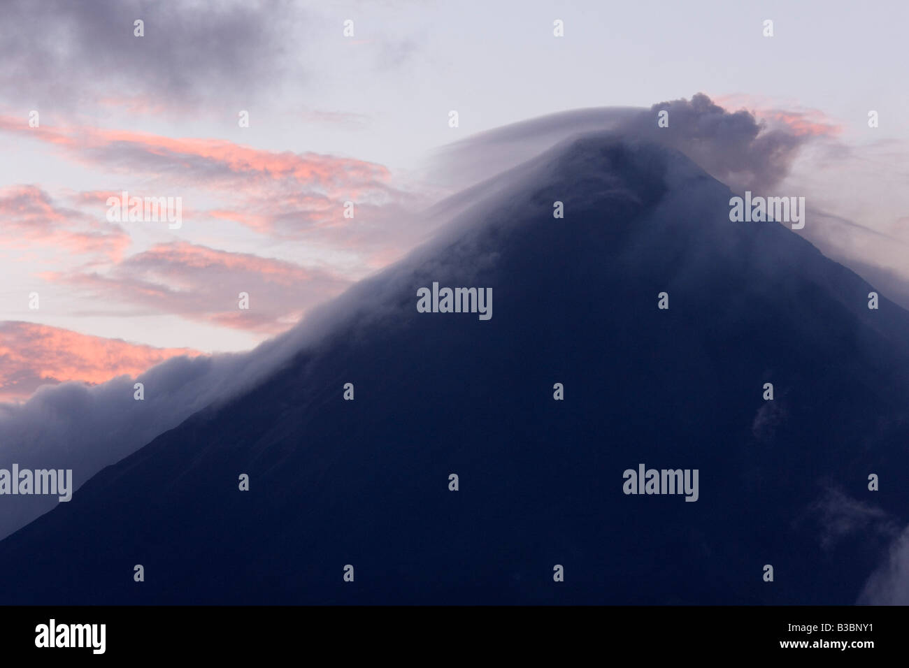 Il Vulcano Arenal all'alba, al Parco Nazionale del Vulcano Arenal, Alajuela, Costa Rica Foto Stock