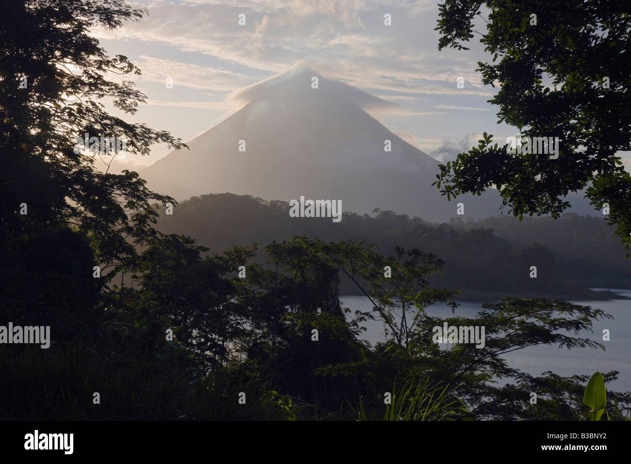 Il Vulcano Arenal all'alba, al Parco Nazionale del Vulcano Arenal, Alajuela, Costa Rica Foto Stock