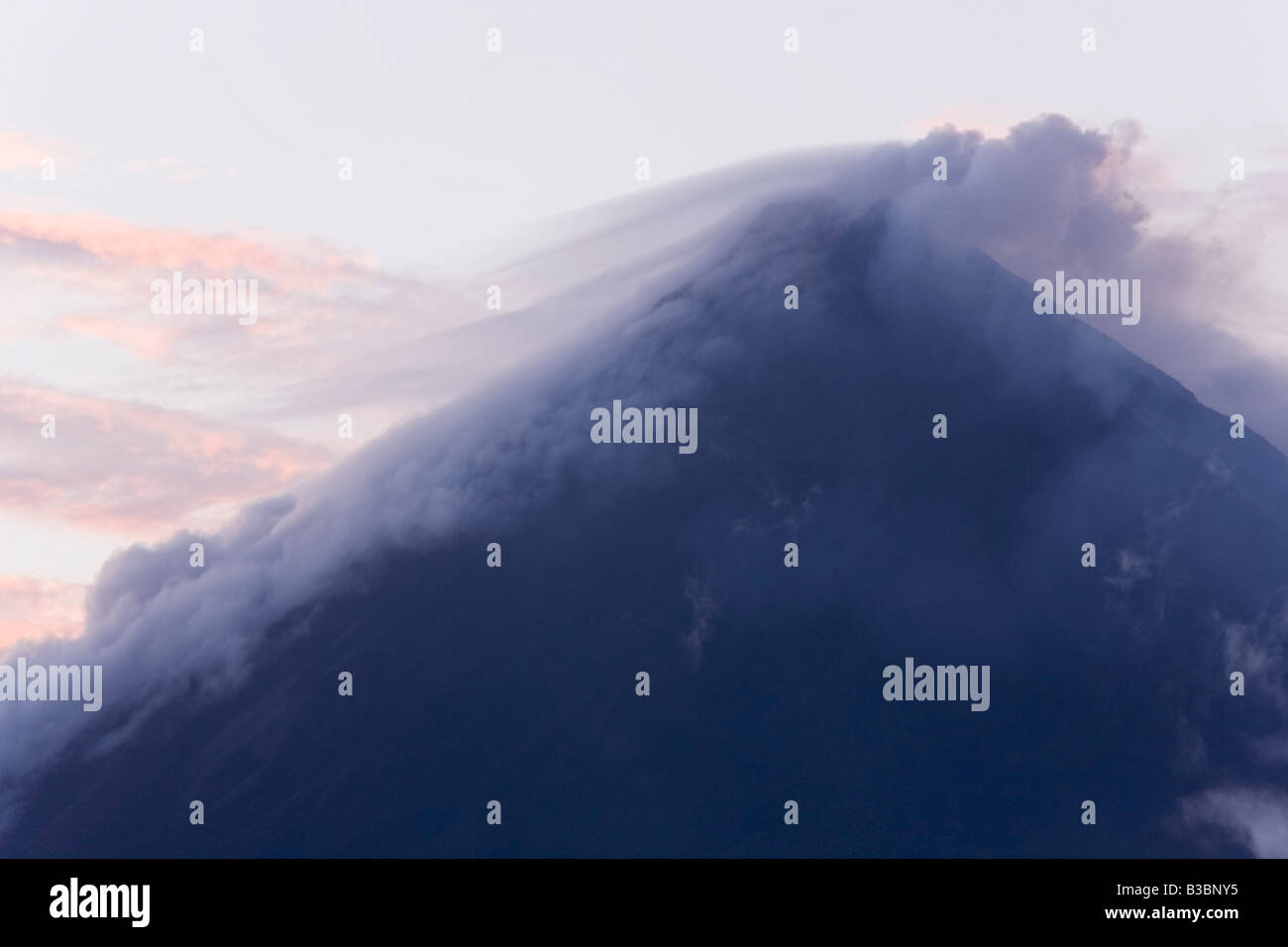 Il Vulcano Arenal all'alba, al Parco Nazionale del Vulcano Arenal, Alajuela, Costa Rica Foto Stock