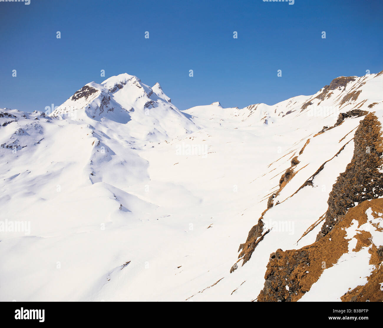 Le montagne ricoperte di neve in Svizzera Foto Stock