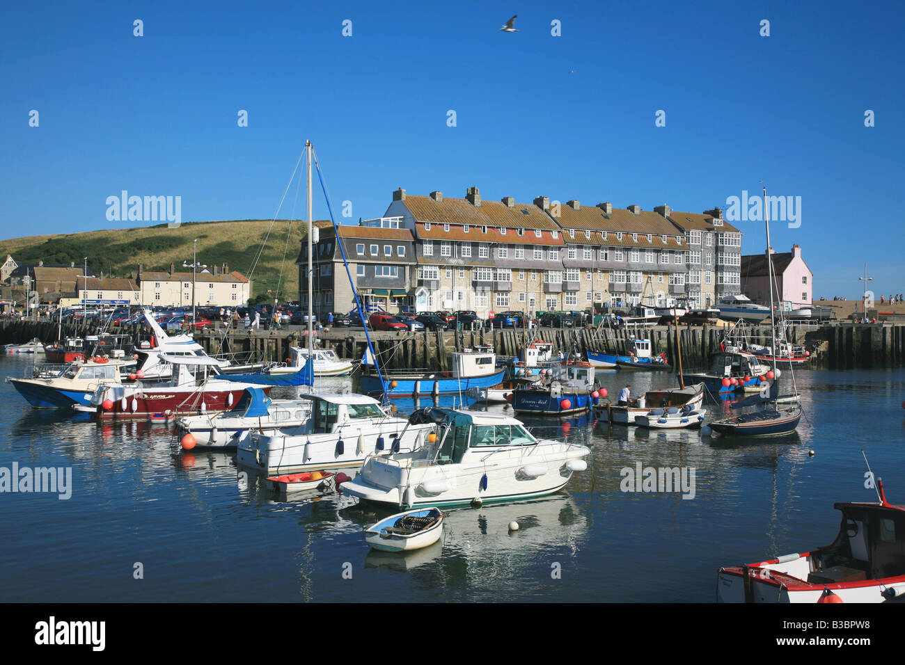 West Bay - vista serale del Fishing Boat Harbour nella famosa località balneare vicino a Bridport su Dorset s Jurassic Coast Foto Stock