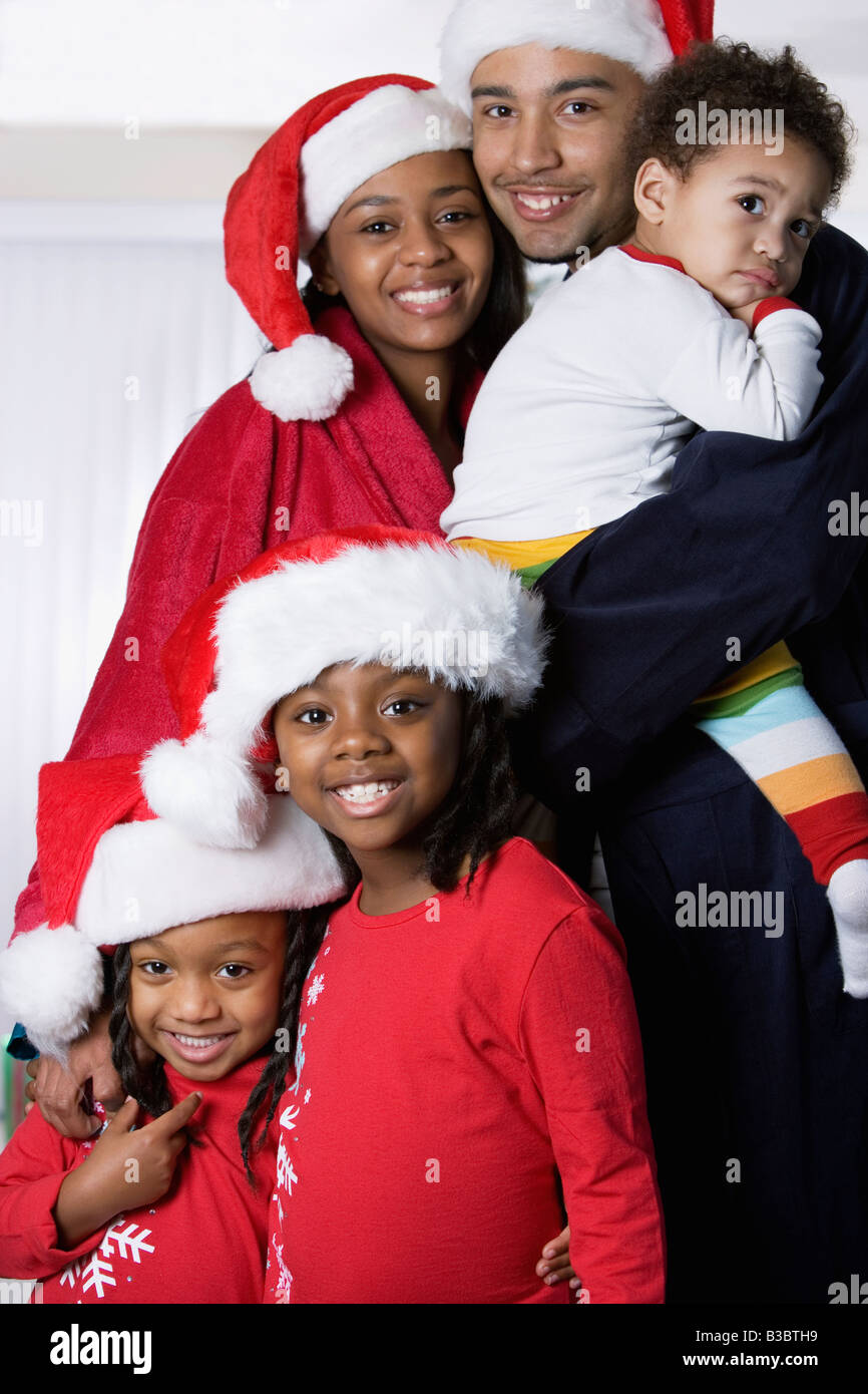 Famiglia africana abbracciando il Natale Foto Stock