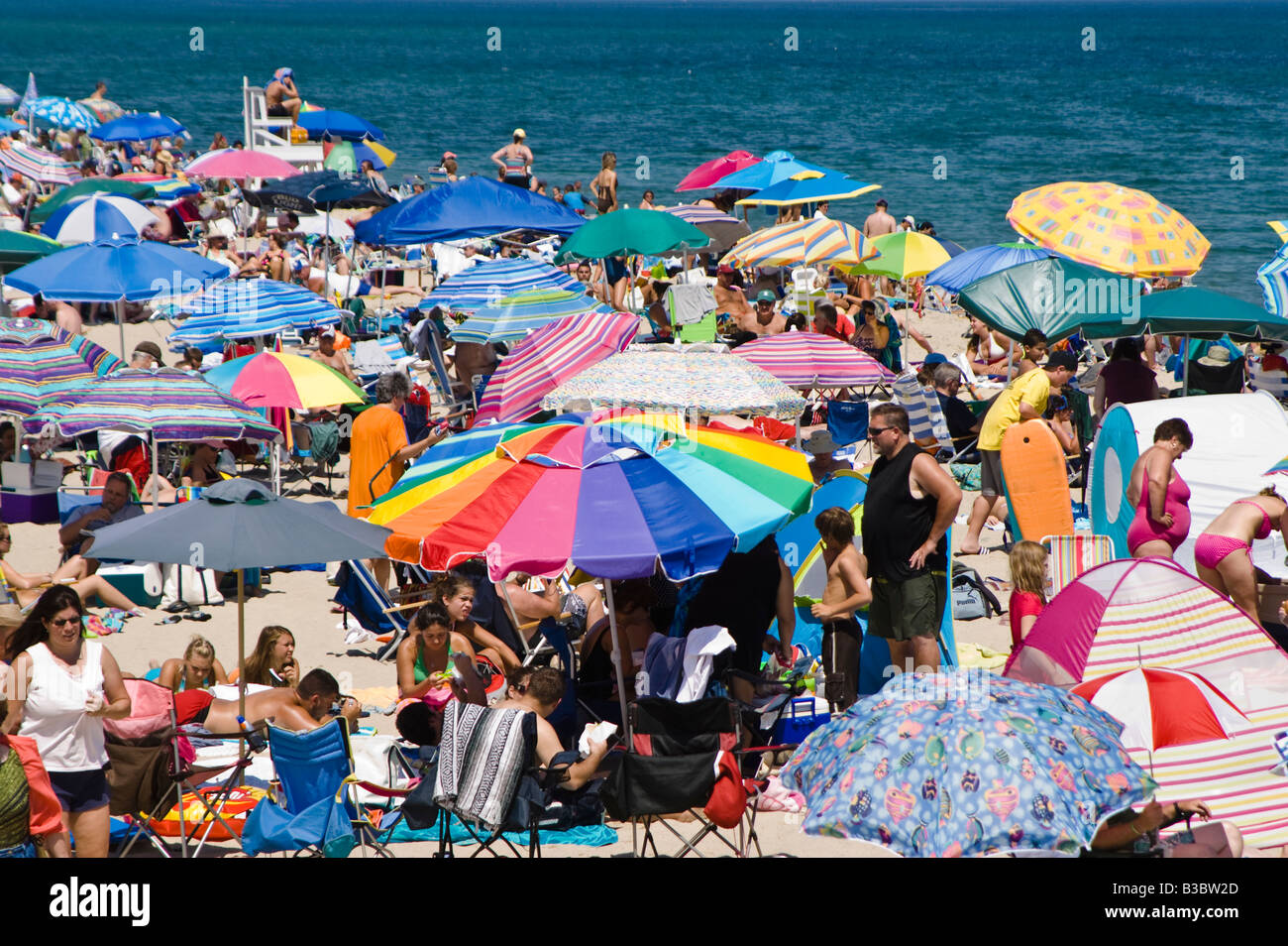 Affollata estate spiaggia con ombrelloni colorati, nauset beach, Cape Cod National Seashore, cape cod, ma Foto Stock
