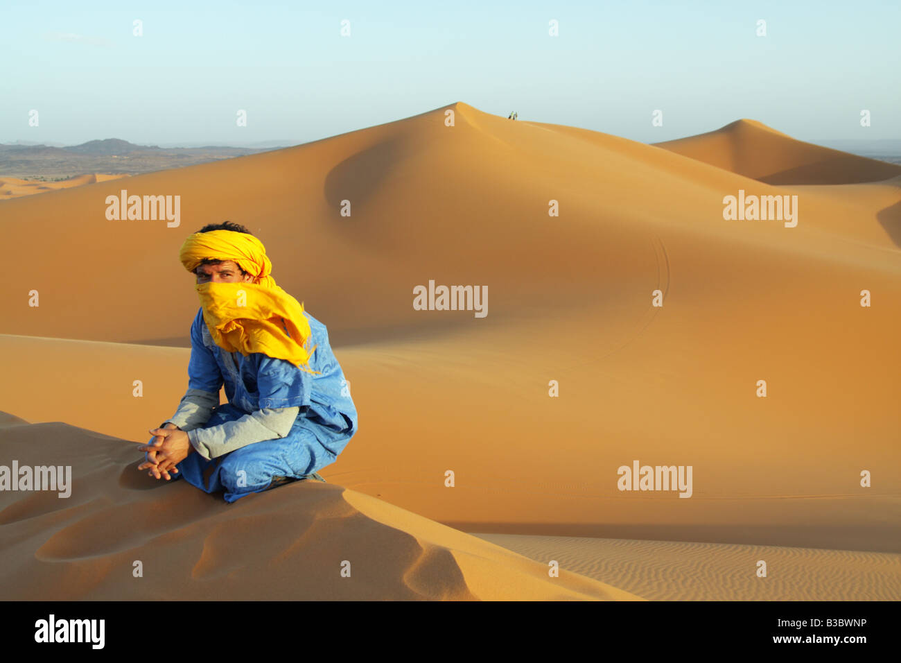 Un riff uomo sulla Duna Erg Chebbi, Marocco Foto Stock