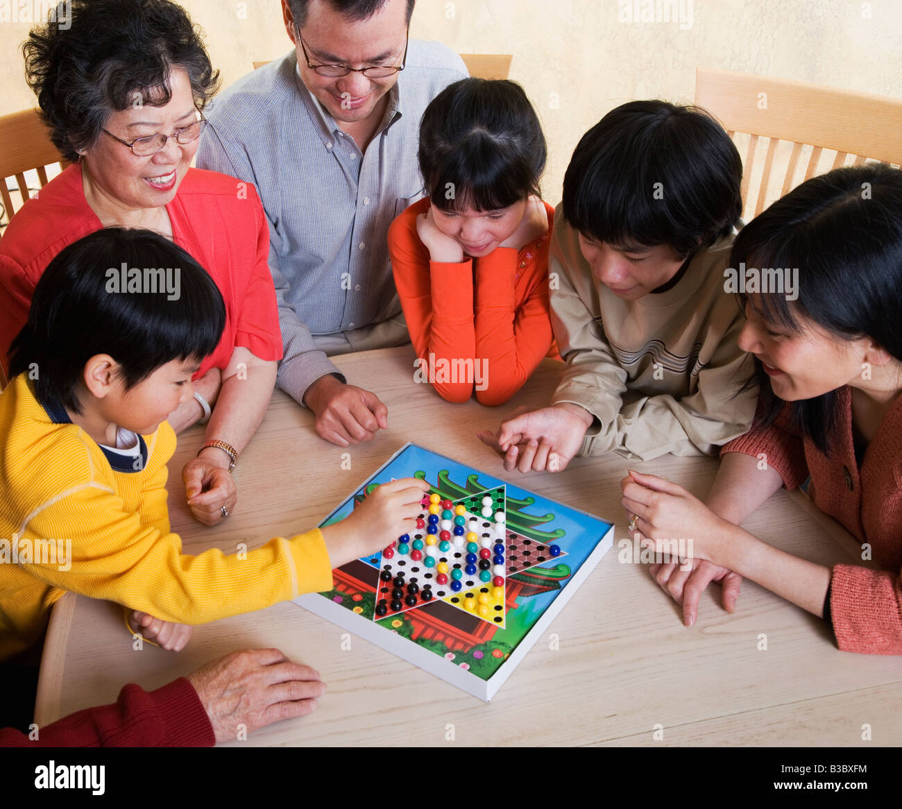 Famiglia asiatica la riproduzione di gioco di bordo Foto Stock