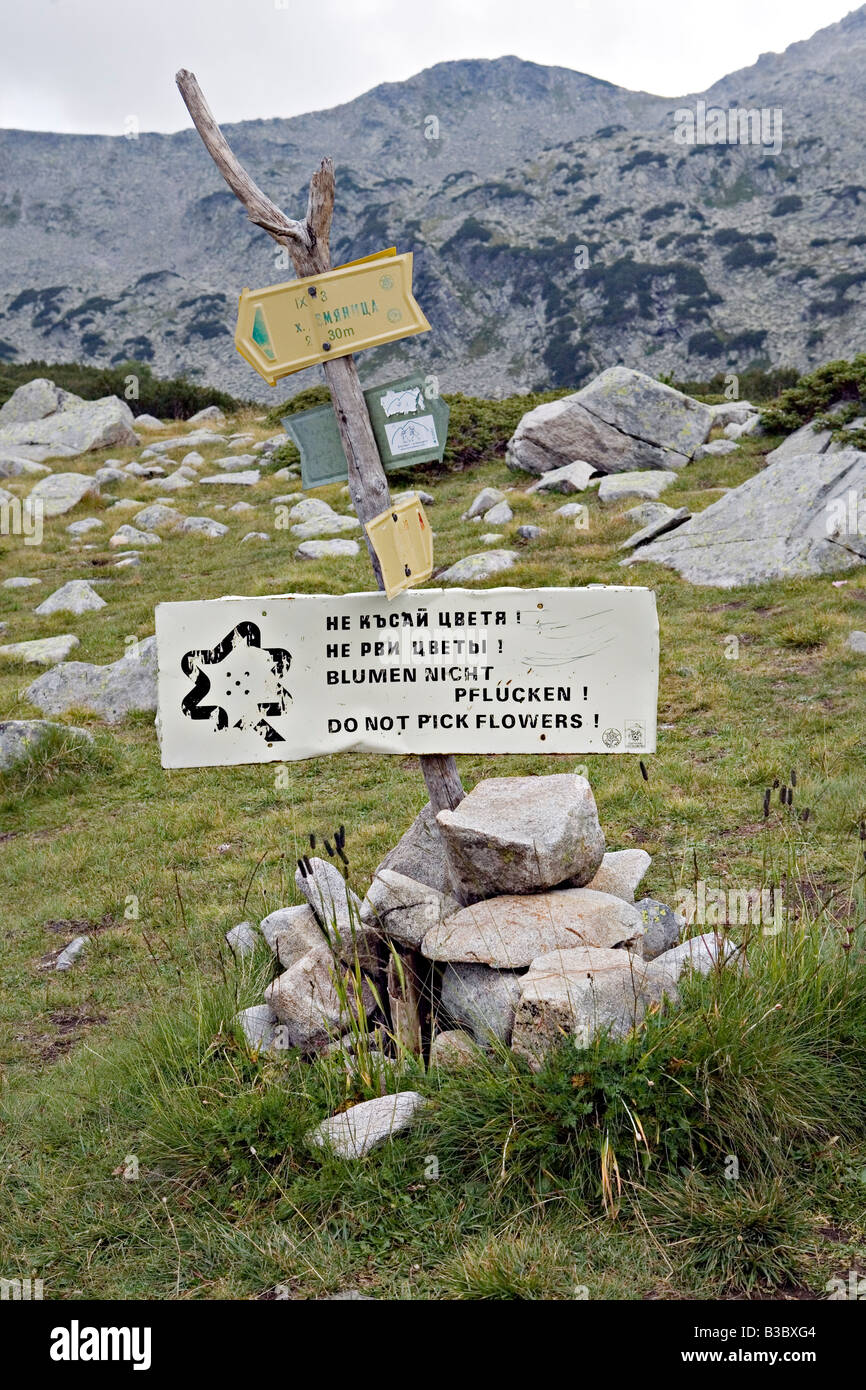 Cartello vicino Banderishki Ezera laghi nel sito del Patrimonio Mondiale il Parco Nazionale di Pirin Bulgaria Foto Stock