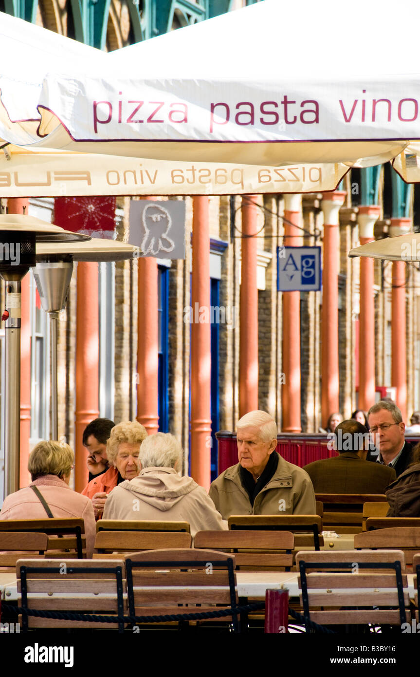 I cittadini anziani in un cafe, Convent Garden di Londra, Inghilterra Foto Stock