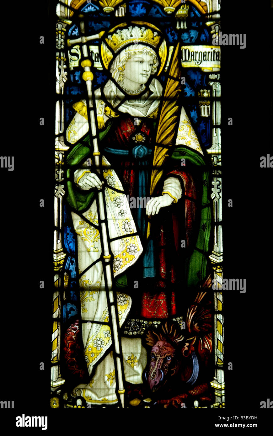 St Margaret di Antiochia raffigurata nella finestra sud della chiesa di St George Woolhope Herefordshire Regno Unito. 2008 Foto Stock
