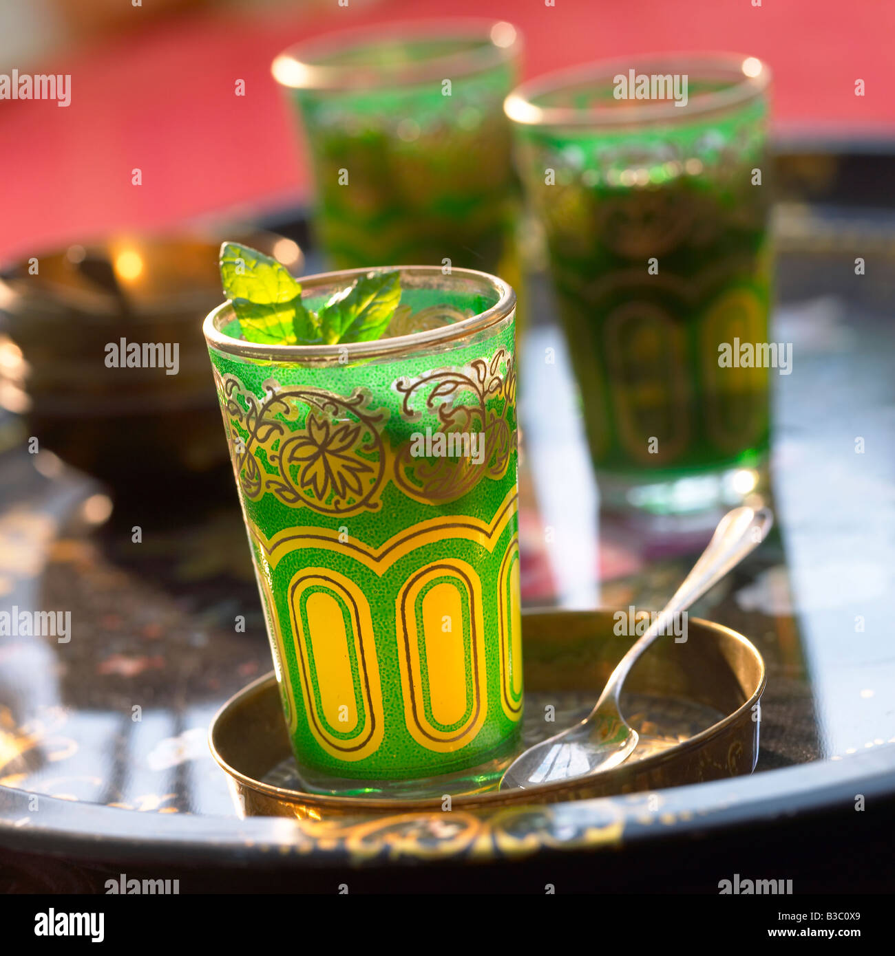 Il tè alla menta su un vassoio Foto Stock