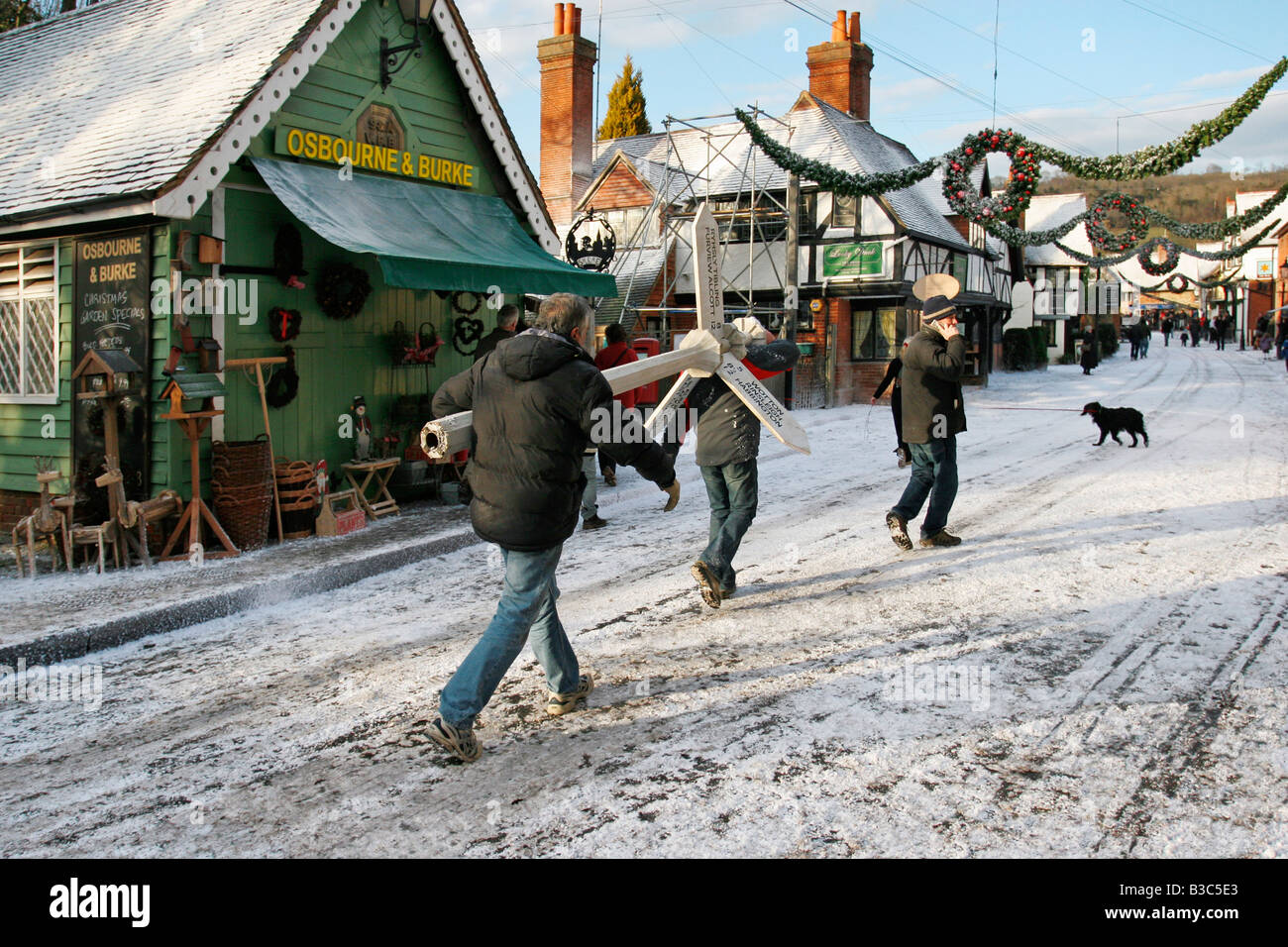 Creazione di un inverno posizione impostata per 'La vacanza' film, nel villaggio di Shere, Surrey, con neve artificiale dalla neve Business. Foto Stock