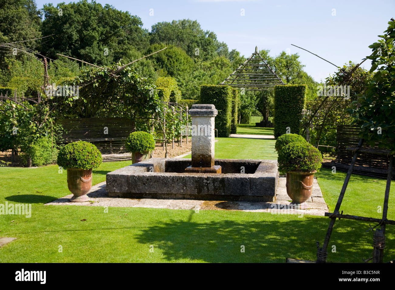 Il paesaggio tradizionale al Prieuré d'Orsan gardens Francia Foto Stock