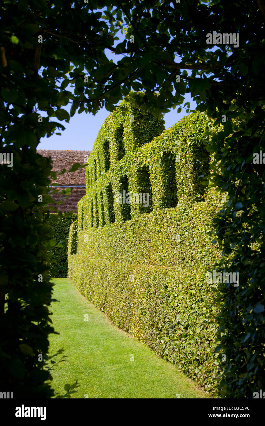 Segreto porta in 'Le Prieuré Notre Dame d'Orsan' gardens, Francia Foto Stock