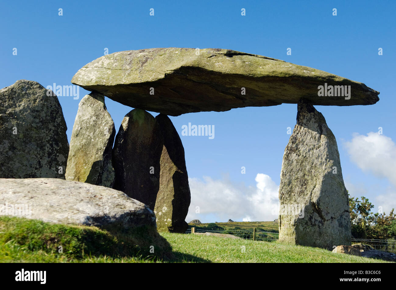 Regno Unito, Galles Pembrokeshire. Il sito del Neolitico antico dolmen di Pentre Ifan, Galles più famose civiltà megalitica Foto Stock