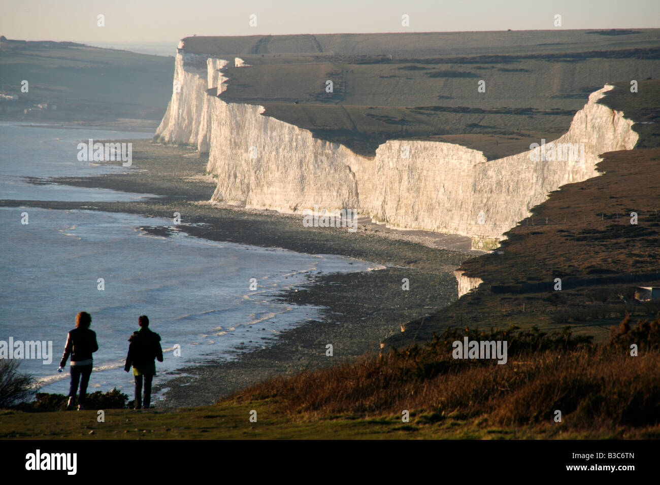 Inghilterra, East Sussex, Beachy Head. Beachy Head è un chalk promontorio sulla costa sud dell'Inghilterra, vicino alla città di Eastbourne. La scogliera vi è il più alto di chalk scogliera sul mare in Gran Bretagna, salendo a 162 m (530 ft) sopra il livello del mare. Il picco consente vedute della costa sud est di Dungeness in oriente, Selsey Bill in occidente. Foto Stock