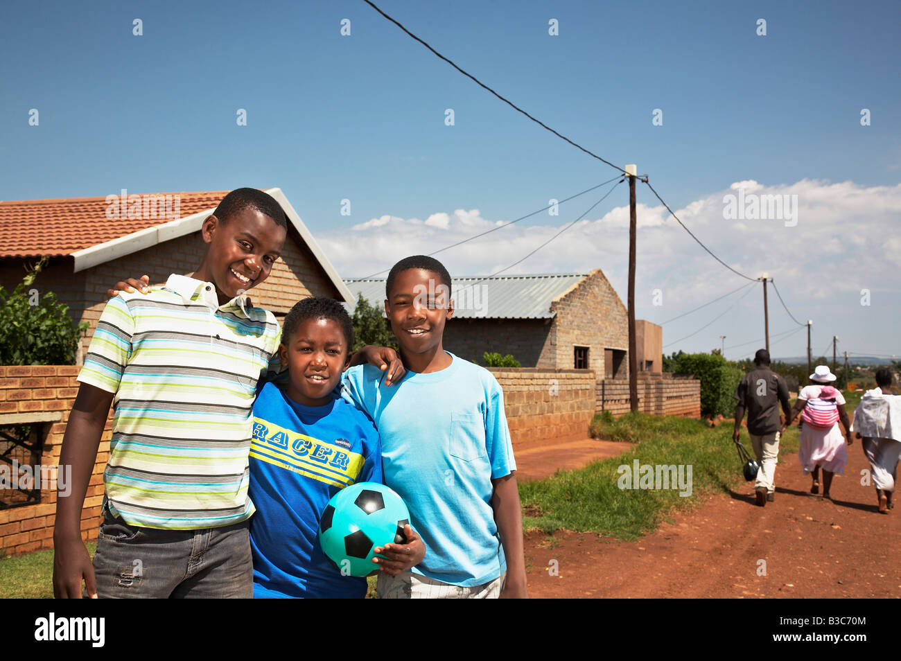 I ragazzi africani che giocano a calcio Foto Stock