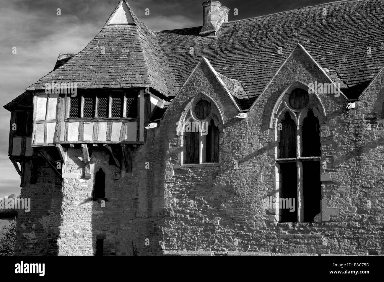 Inghilterra, Shropshire, Stokesay. Vista la ben conservata torre sud del castello di Stokesay, situato a Stokesay, un miglio a sud della città di craven arms, in Sud Shropshire. Esso è il più antico maniero fortificato di casa in Inghilterra, risalente al XII secolo ed è gestito da Inghilterra patrimonio. Foto Stock