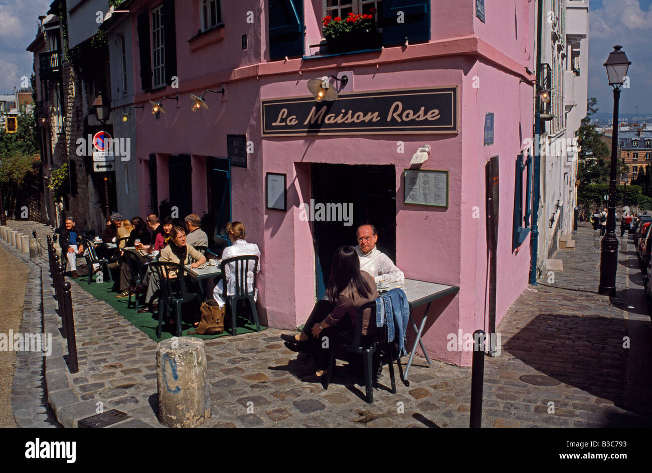 Francia, Parigi Montmartre. I turisti e i locali godono di sole autunnale presso una caffetteria a Parigi il quartiere di Montmartre. Foto Stock