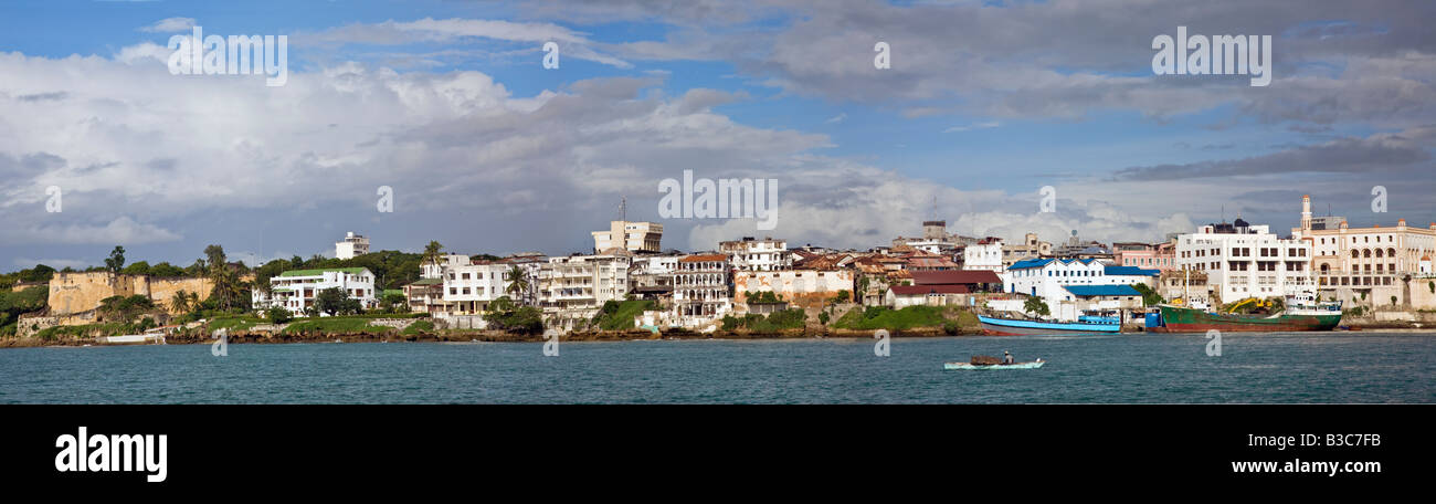 Kenya Mombasa. Il vecchio porto di Mombasa waterfront con Fort Jesus a sinistra dell'immagine. Foto Stock