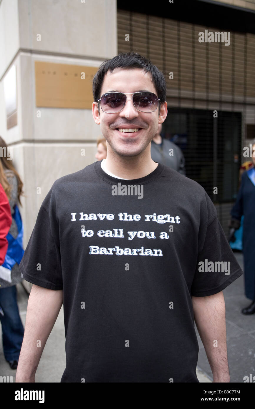 2008 Greco Independence Day Parade sulla Quinta Avenue in New York City Uomo con interno greco scherzo sul suo t shirt Foto Stock