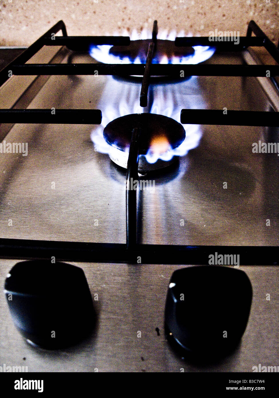 Blue fiamma di un bruciatore di gas dalla caldaia Foto stock - Alamy