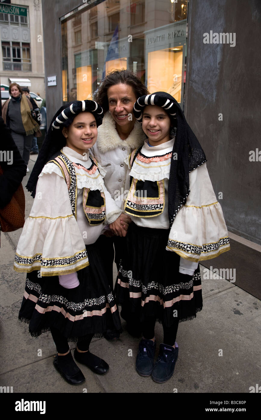 2008 Greco Independence Day Parade sulla Quinta Avenue in New York City la madre e le figlie in costumi folkloristici provenienti dal nord della Grecia Foto Stock