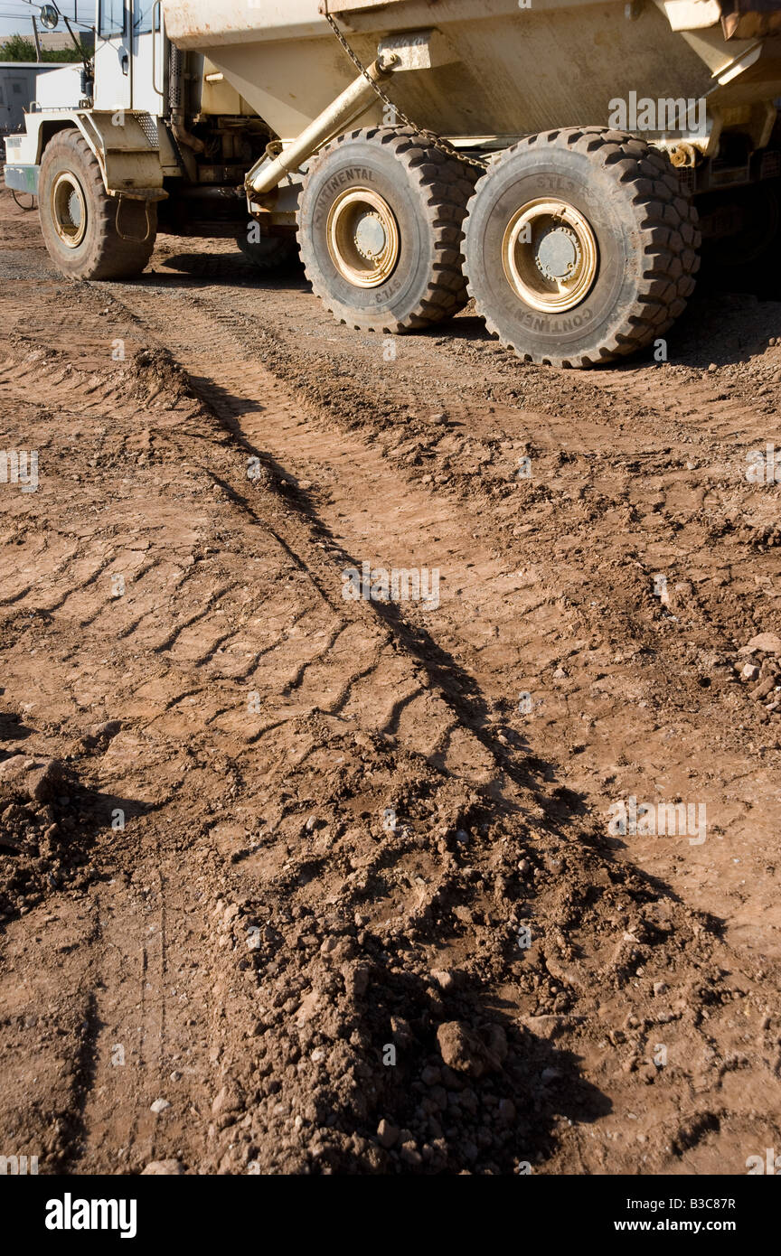 Tracce di pneumatici nella sporcizia con autocarro con cassone ribaltabile ruote dettaglio al sito in costruzione Foto Stock