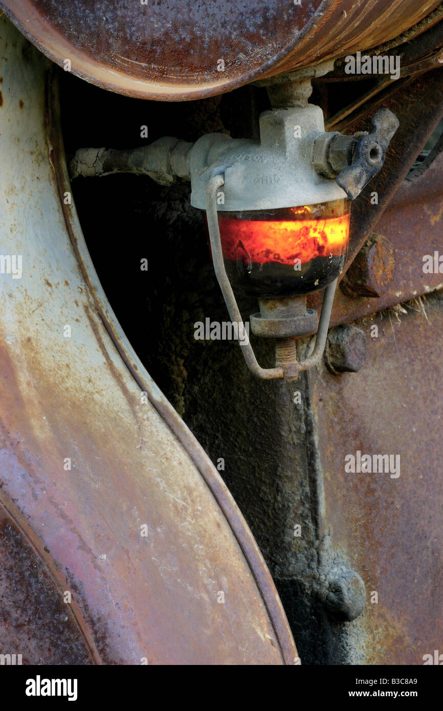 Vecchio arrugginito motore con filtro del gas Foto Stock