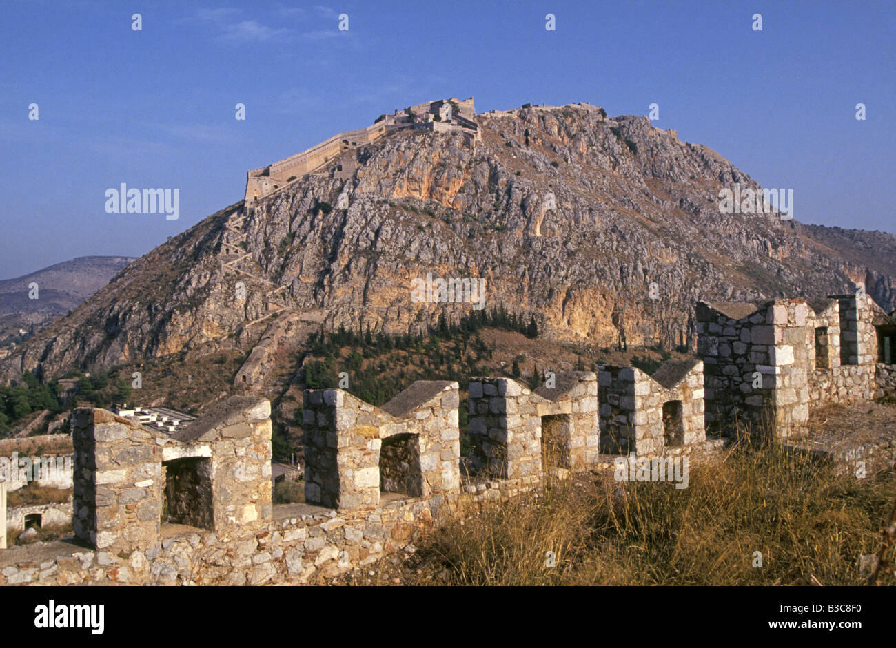 Le fatiscenti rovine della fortezza bizantina di Palamedes sulla cima di una montagna vicino al villaggio di Nauplion, Grecia. Foto Stock