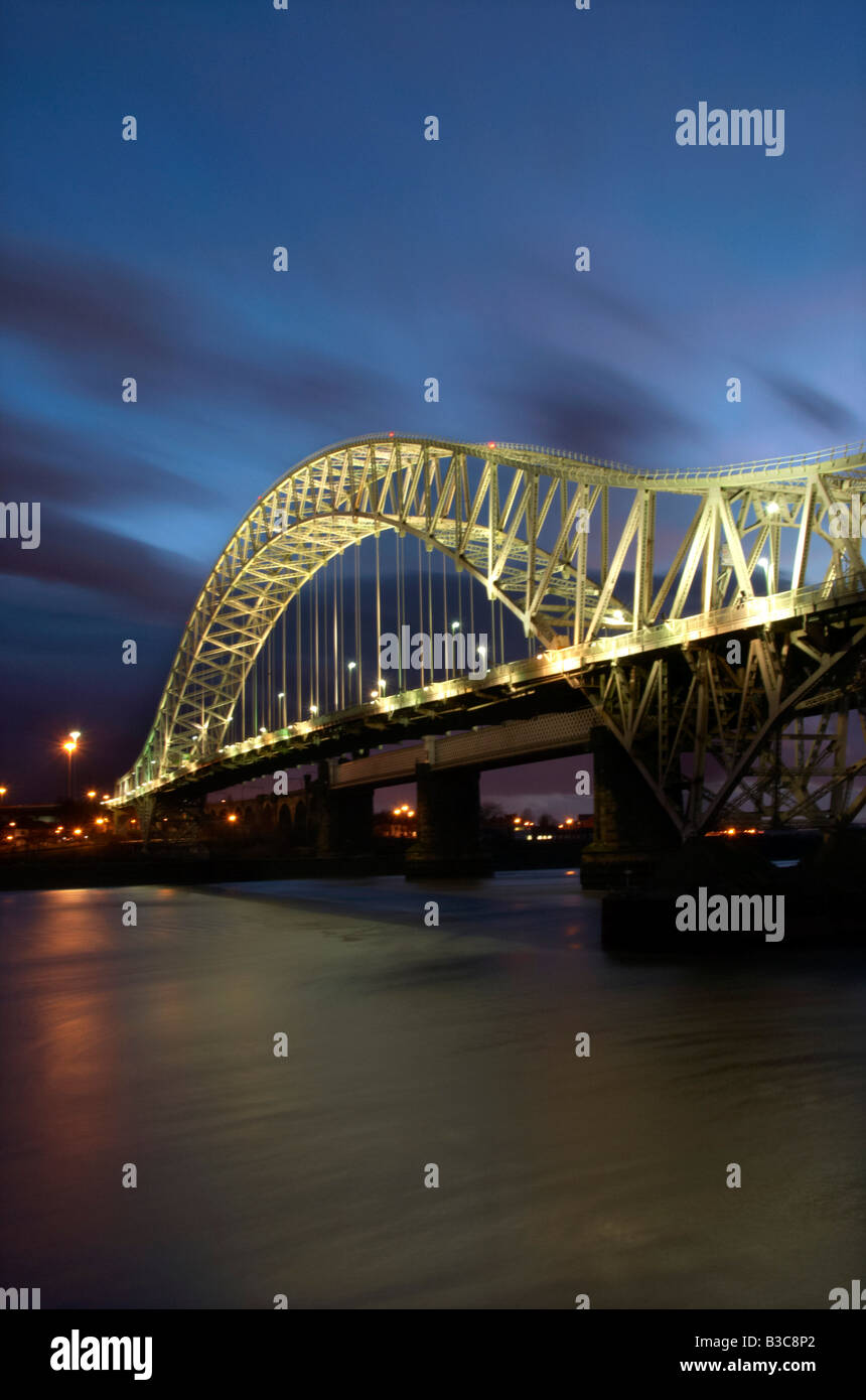 Il Runcorn Road Bridge Runcorn Cheshire Regno Unito Foto Stock