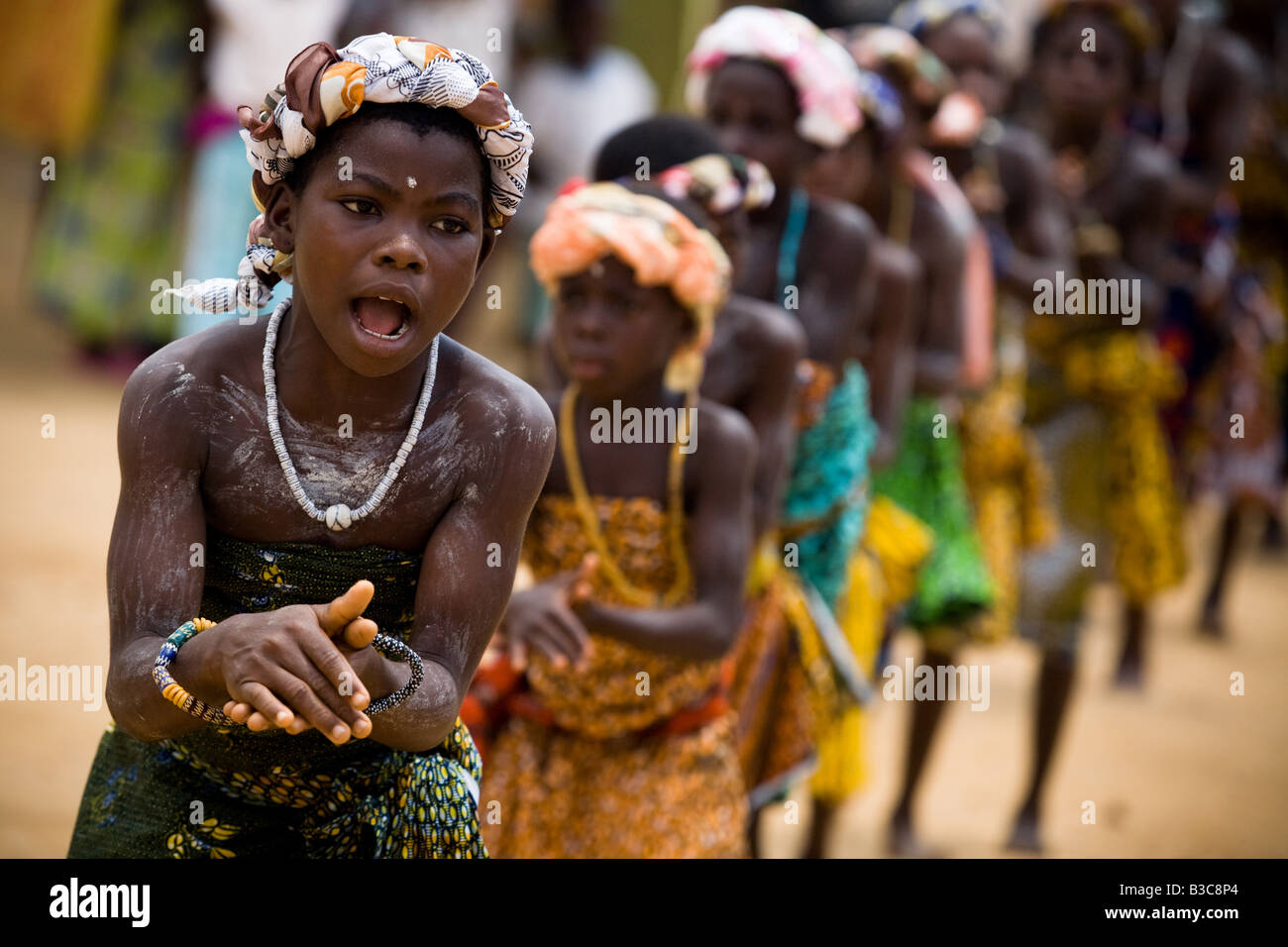 I bambini di eseguire la danza tradizionale nella città di Afiaso, Ghana Foto Stock