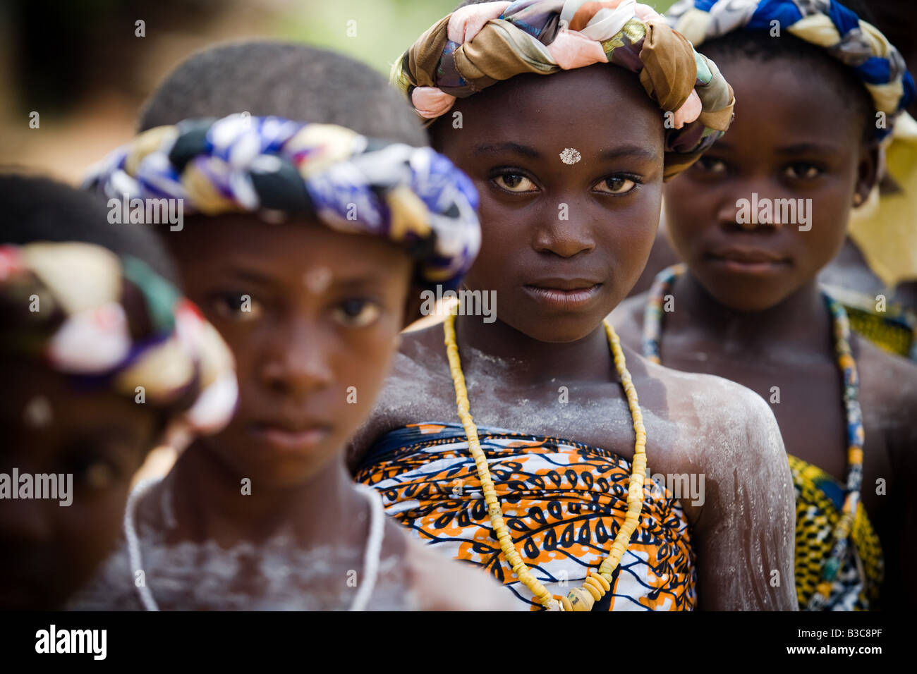 I bambini di eseguire la danza tradizionale nella città di Afiaso, Ghana Foto Stock